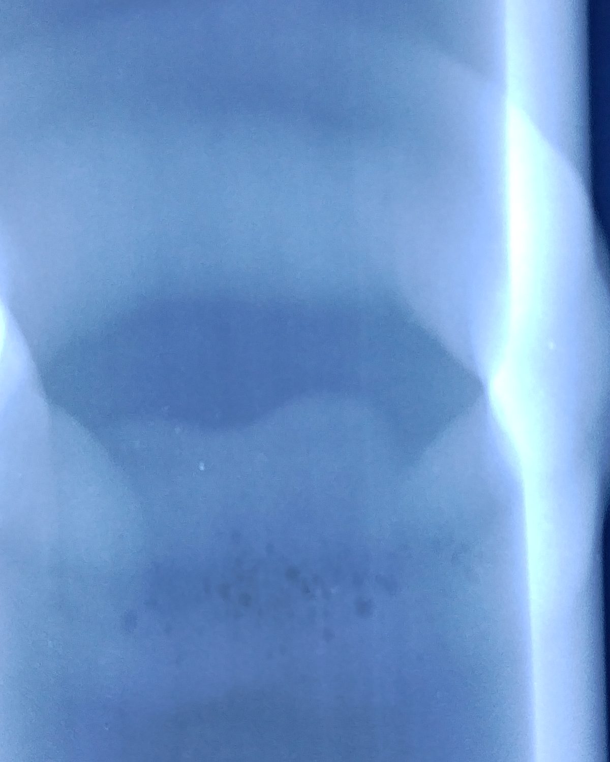 Radiografia de corpo de prova de tubo de 2 polegadas: a solda circunferencial aparece como faixa clara elíptica no filme